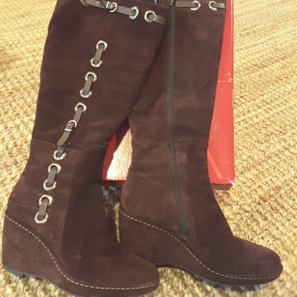 Brown suede boot